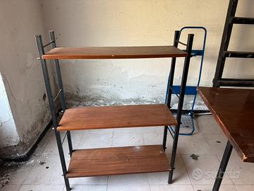 Scrivania con libreria