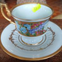 Tazza con piattino in porcellana bianca con decoro