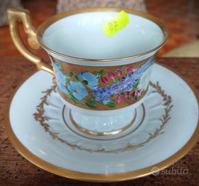Tazza con piattino in porcellana bianca con decoro