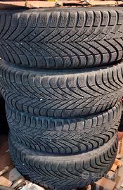 Gomme invernali Pirelli 185 60 R15 con cerchi