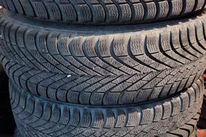Gomme invernali Pirelli 185 60 R15 con cerchi