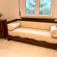 Divano in legno massello damascato restaurato