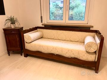 Divano in legno massello damascato restaurato