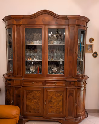 credenza con tavolo rotondo e 4 sedie