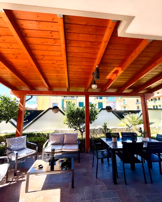 Tettoia Pergola in Legno Massello Addossata