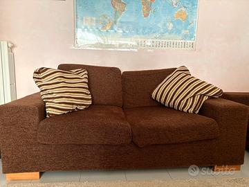 Divano due posti di stoffa