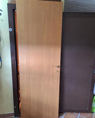 Porta in legno  con telaio