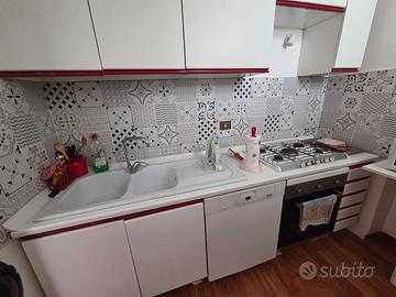 Cucina  completa bianca e rossa