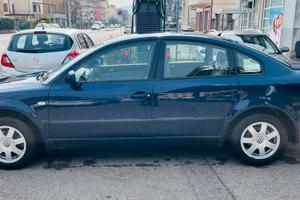 VW Passat berlina - Blu - 1.9 TDI - 81 kW