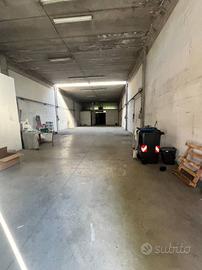 Immobile di 334 m² con 3 locali a Modena
