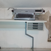 Macchina da scrivere Olivetti linea 88 + Tavolino