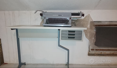 Macchina da scrivere Olivetti linea 88 + Tavolino