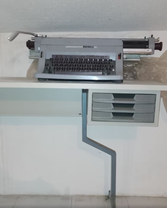 Macchina da scrivere Olivetti linea 88 + Tavolino