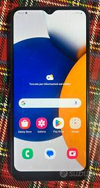 Telefono Samsung A035 con cover nera