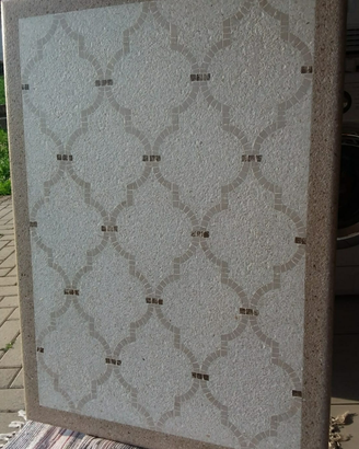 Tavolo in terrazzo e intarsi di mosaico
