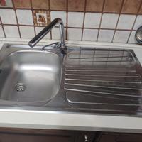 Piano cottura e lavandino in acciaio