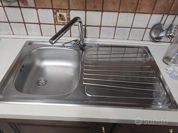 Piano cottura e lavandino in acciaio