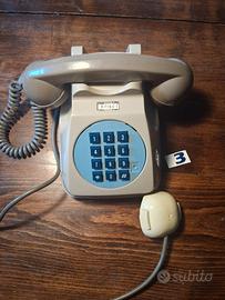 Telefono grigio a tastiera