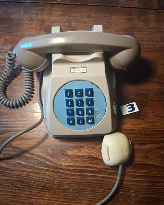 Telefono grigio a tastiera