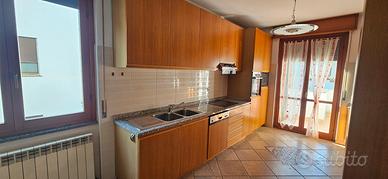 cucina completa con tavolo, sedie, panchina 