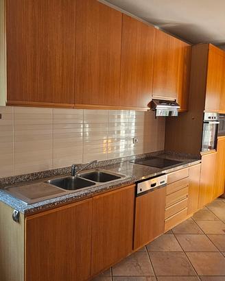 cucina completa con tavolo, sedie, panchina 