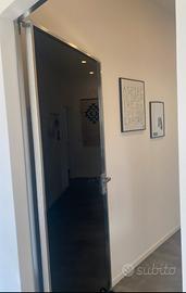 Porta a filo muro in vetro nero