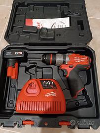 trapano  avvitatore a batteria  Milwaukee 
