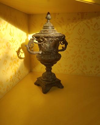 vaso in ferro lavorato e decorato da esterno