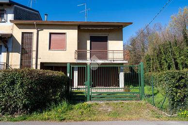 VILLA A SCHIERA D'ANGOLO A GIUSSANO