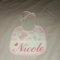 Bavaglino semplice e delicato ricamato a mano 