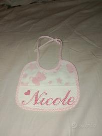 Bavaglino semplice e delicato ricamato a mano 