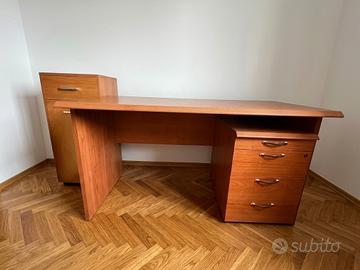 Scrivania in legno con Cassettiera e Mobiletto