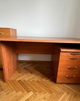 Scrivania in legno con Cassettiera e Mobiletto