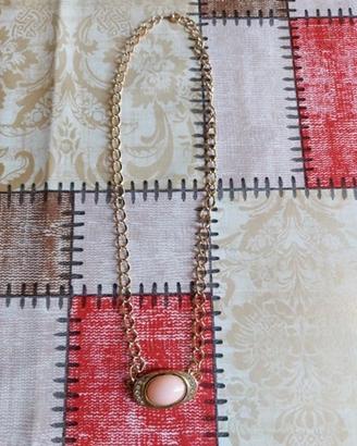Collana vintage color oro con ciondolo rosa