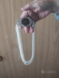 Collana di perle a tre fili con chiusura a gioello