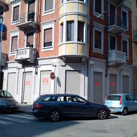 Negozio 7 vetrine ristrutturato via Beinasco 12 TO