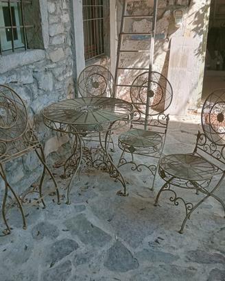 Tavolo da giardino con sedie