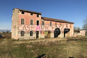 CASALE CON PROGETTO APPROVATO PER LA RISTRUTTURAZI