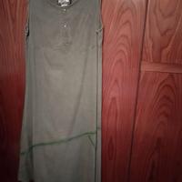 Particolare vestito da donna verde militare