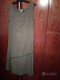 Particolare vestito da donna verde militare