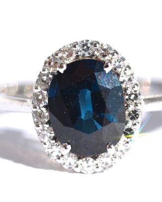 Anello Oro 18kt con 18 diamanti bianchi e Zaffiro