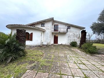 Spaziosa Villa Unifamiliare con Garage e Mansarda