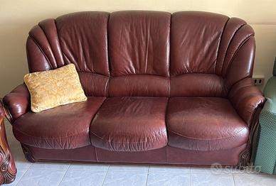 divano tre posti e due poltrone in pelle