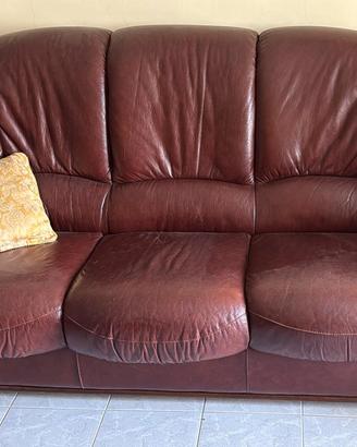 divano tre posti e due poltrone in pelle