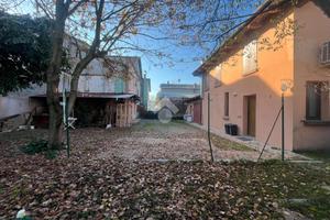 CASA SEMINDIPENDENTE A CASTELNOVO DI SOTTO