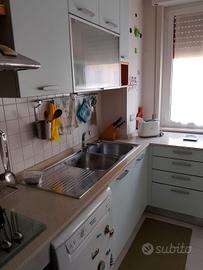 cucina con elettrodomestici 