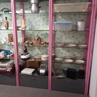 vetrina con scaffale vetro con tre cassette  