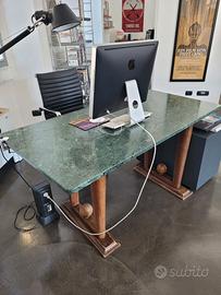 Scrivania in marmo verde con antica base in legno