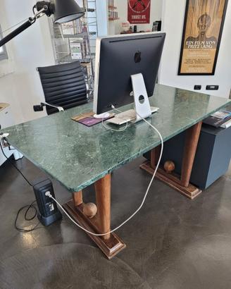 Scrivania in marmo verde con antica base in legno