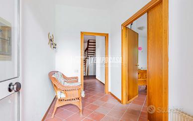 Villa Trifamiliare a Roma Via Superga 8 locali